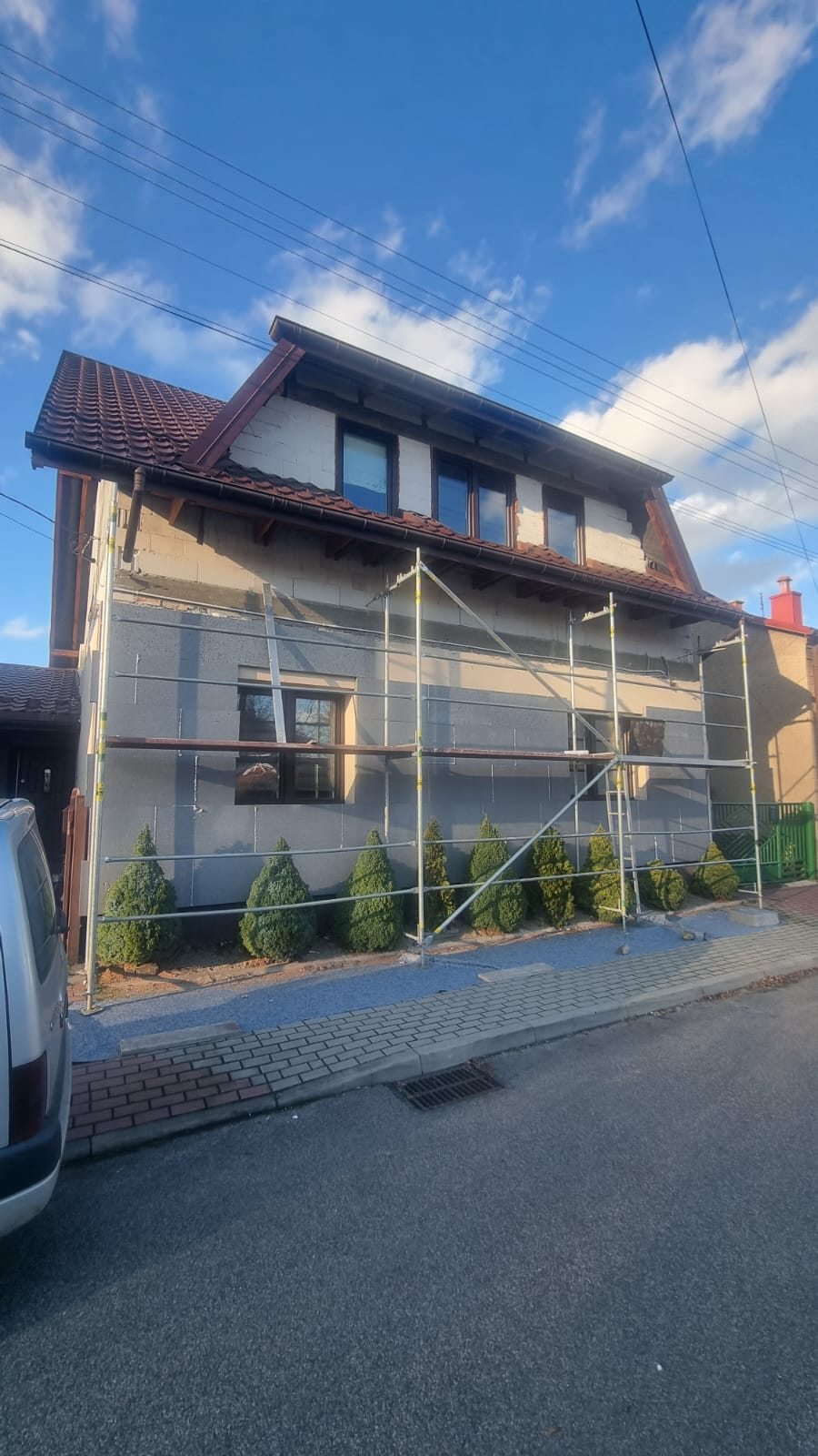 Dom z rusztowaniem podczas prac elewacyjnych